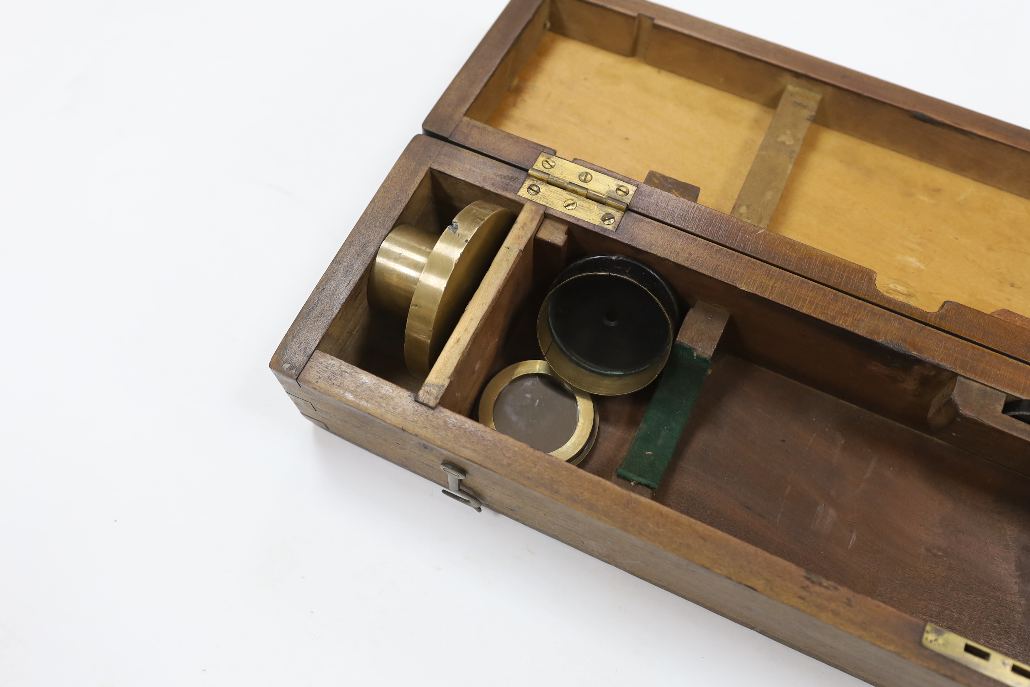 A First World War cased Vickers-Armstrongs Ltd, London, gun sighting telescope No.566, in fitted case with turned brass stand and colour filters, etc. applied brass plaque to the case; ‘CAIXA N45’, sight 52.5cm long, cas